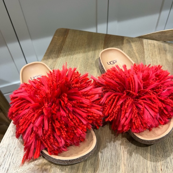 UGG Cindi Yarn Red Sandal - Picture 2 of 3